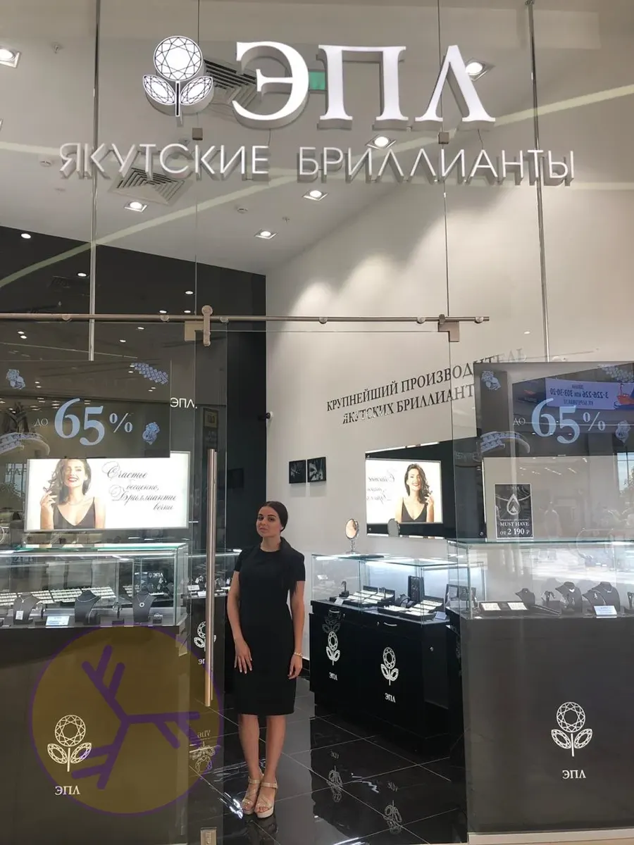 Ювелирный салон со стеклянными прилавками и фирменной надписью ЭПЛ — ЭПЛ · салон в Ростове