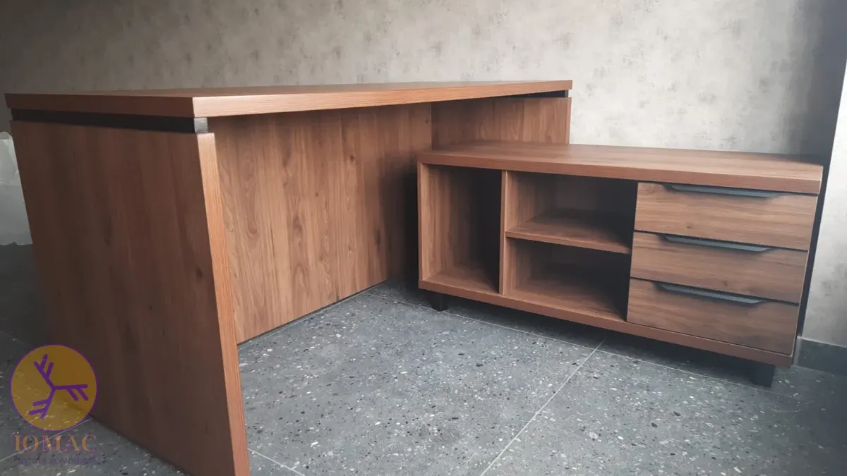 Письменный стол и приставная тумба выполнены в одной древесной отделке — Офисная мебель для приставов в Краснодаре
