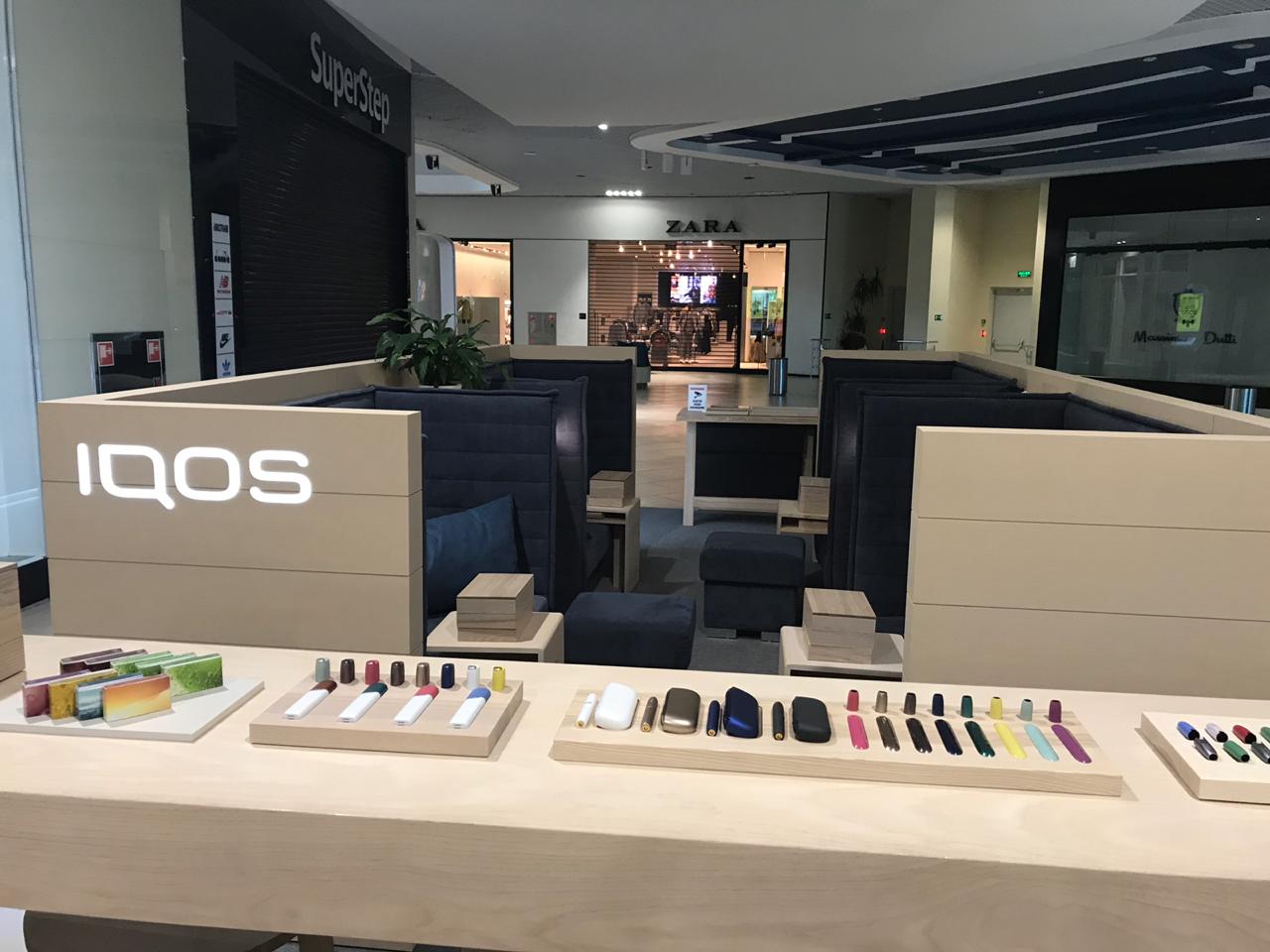 Демонстрационный стол IQOS дополнен невысокими тумбами и пристенными элементами — Филип Морис