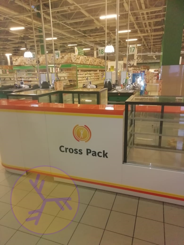 Торговая точка Cross Pack с отдельным прилавком и стеклянной витриной — Торговый остров Cross Pak ОЗ