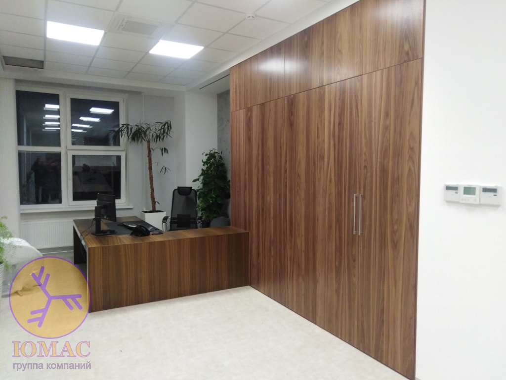 Рабочая стойка и высокий шкаф выполнены в одной древесной отделке — Приёмная Ростелекома