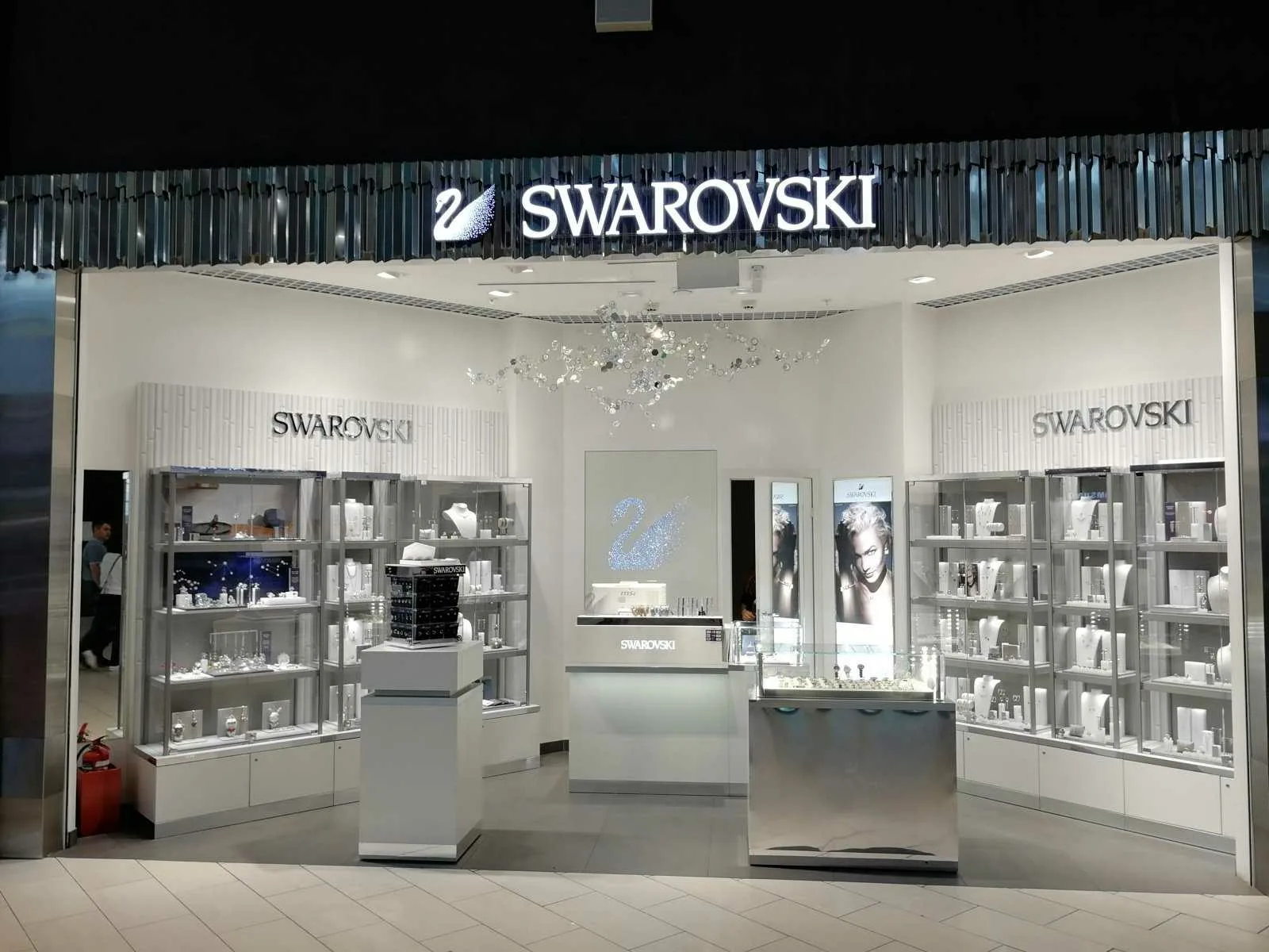 Магазин Swarovski — входная зона магазина и пристенные витрины