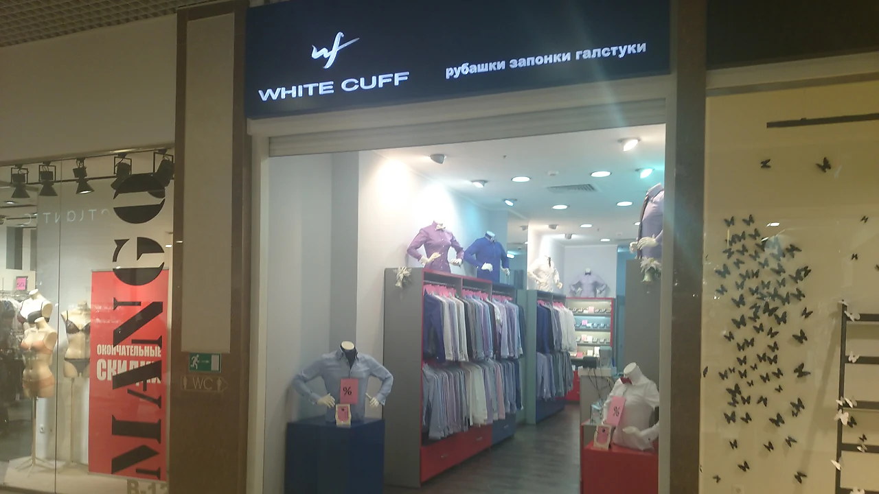 Магазин WHITE CUFF в ТРЦ «Красная Площадь», Краснодар — входная группа и фирменная вывеска магазина